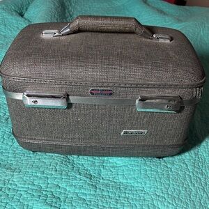 Samsonite Textured Gray Train Case with Silver Accents